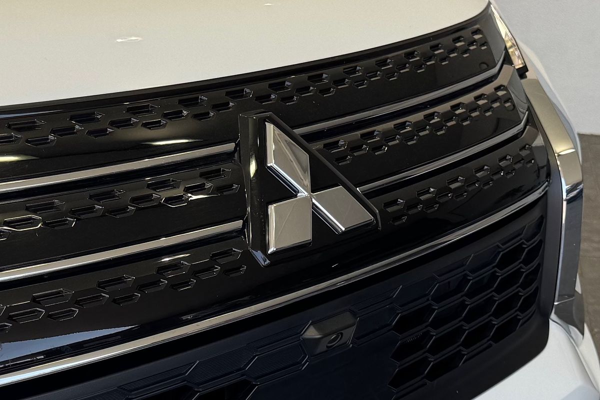 2023 Mitsubishi Outlander ES ZM