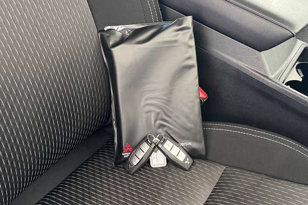 2023 Mitsubishi Outlander ES ZM