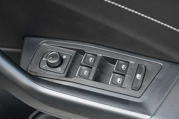 2025 Volkswagen T-Roc 140TSI R-Line D11