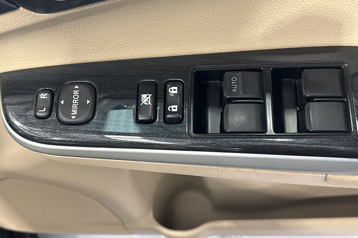 2015 Toyota Camry Atara SL AVV50R