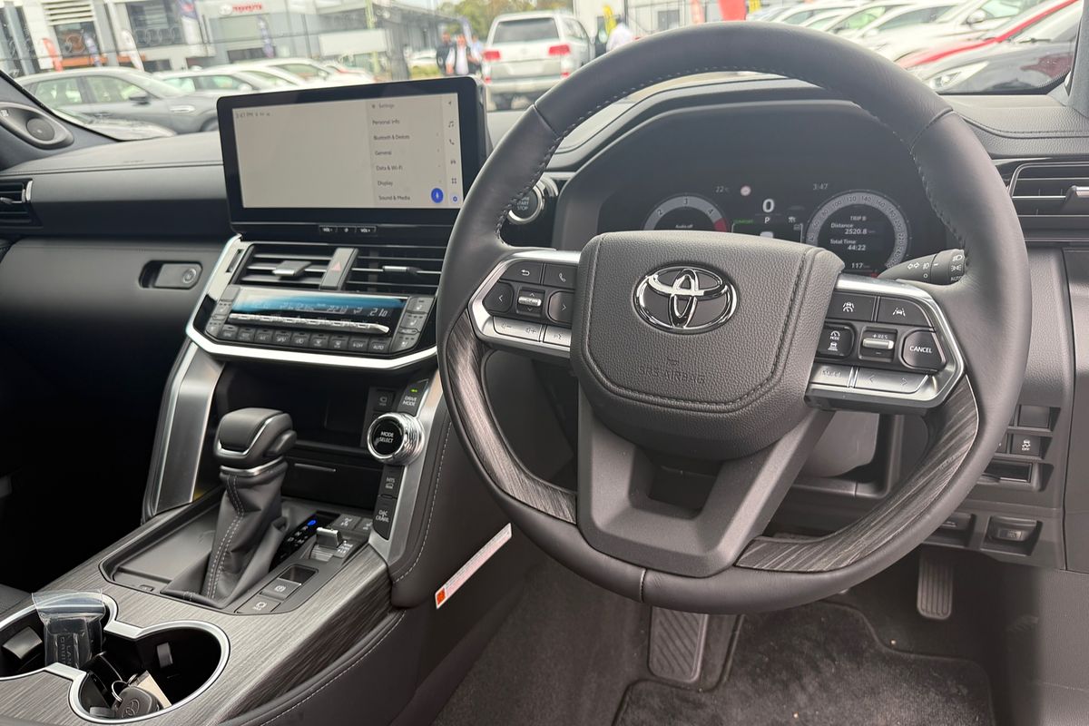 2025 Toyota Landcruiser Sahara ZX FJA300R