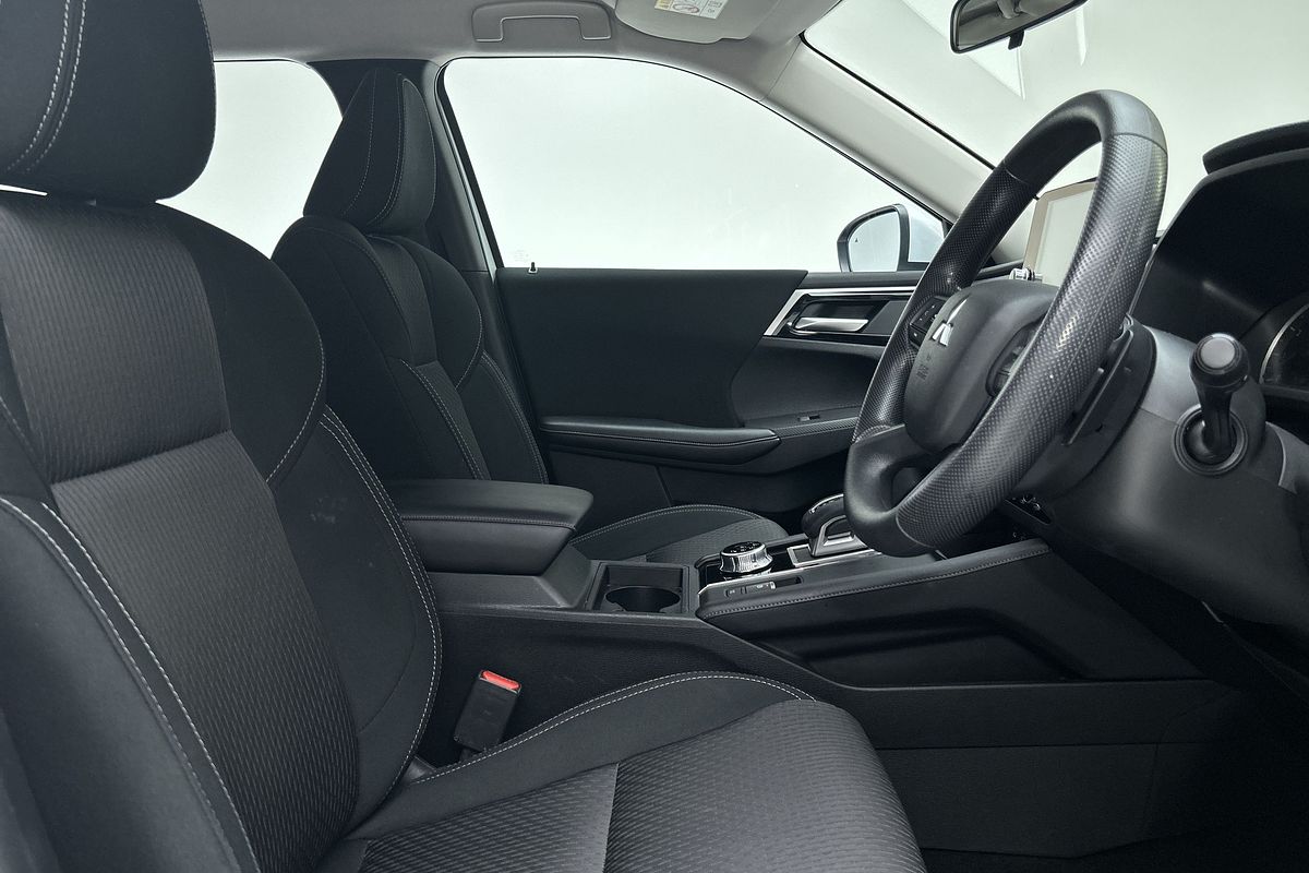 2023 Mitsubishi Outlander ES ZM