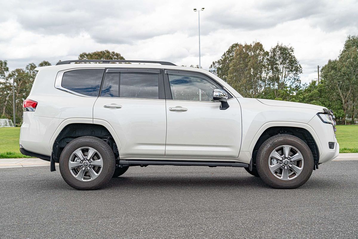 2024 Toyota Landcruiser Sahara FJA300R