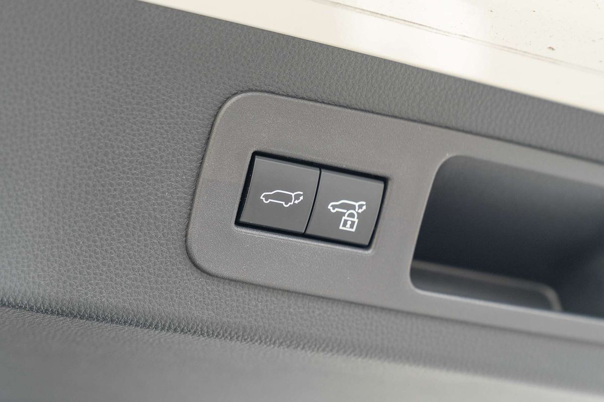 2024 Toyota Landcruiser Sahara FJA300R