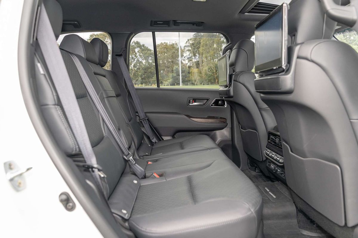 2024 Toyota Landcruiser Sahara FJA300R