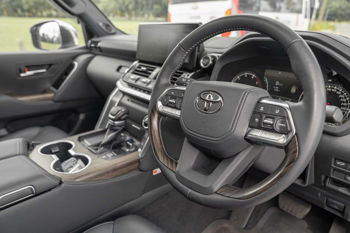 2024 Toyota Landcruiser Sahara FJA300R