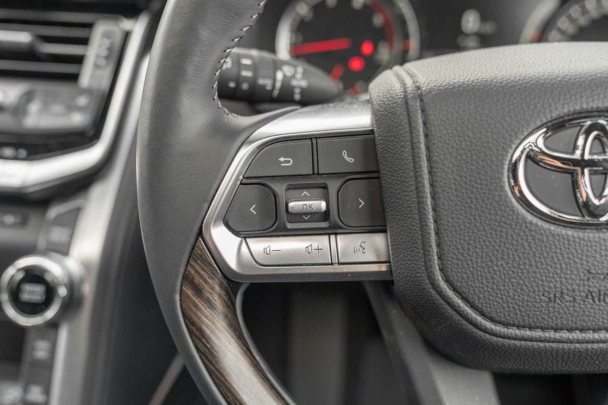 2024 Toyota Landcruiser Sahara FJA300R