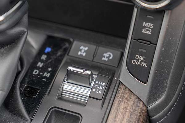 2024 Toyota Landcruiser Sahara FJA300R