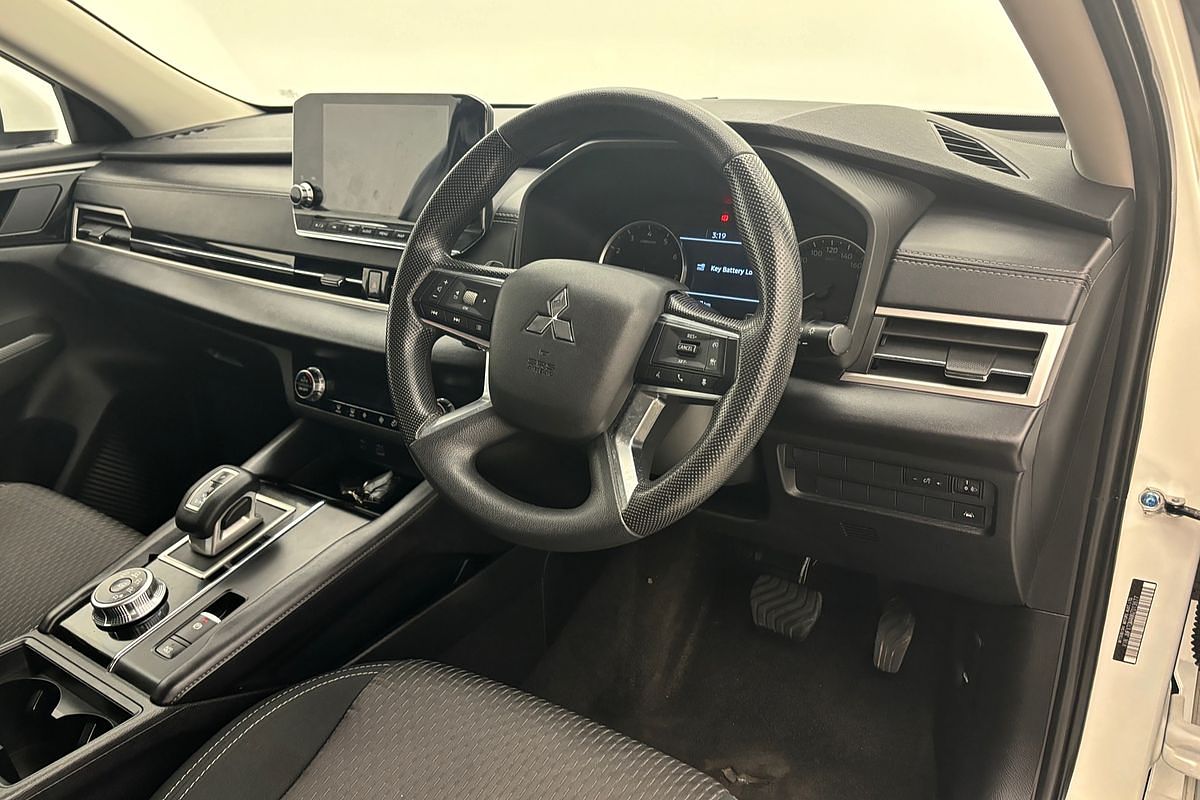 2022 Mitsubishi Outlander ES ZM