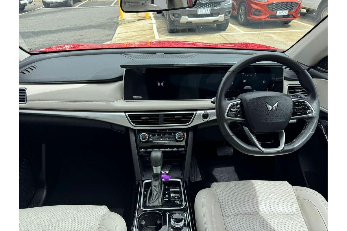 2024 Mahindra XUV700 AX7L