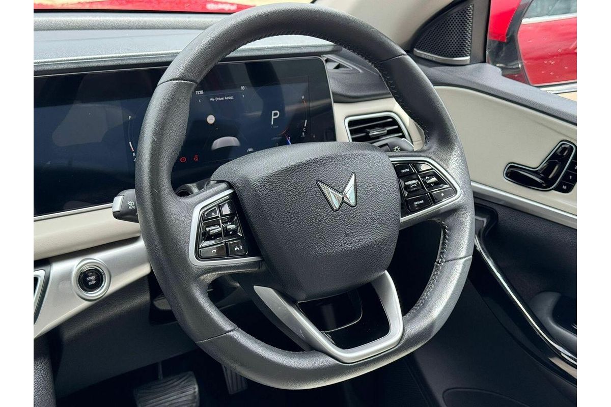 2024 Mahindra XUV700 AX7L