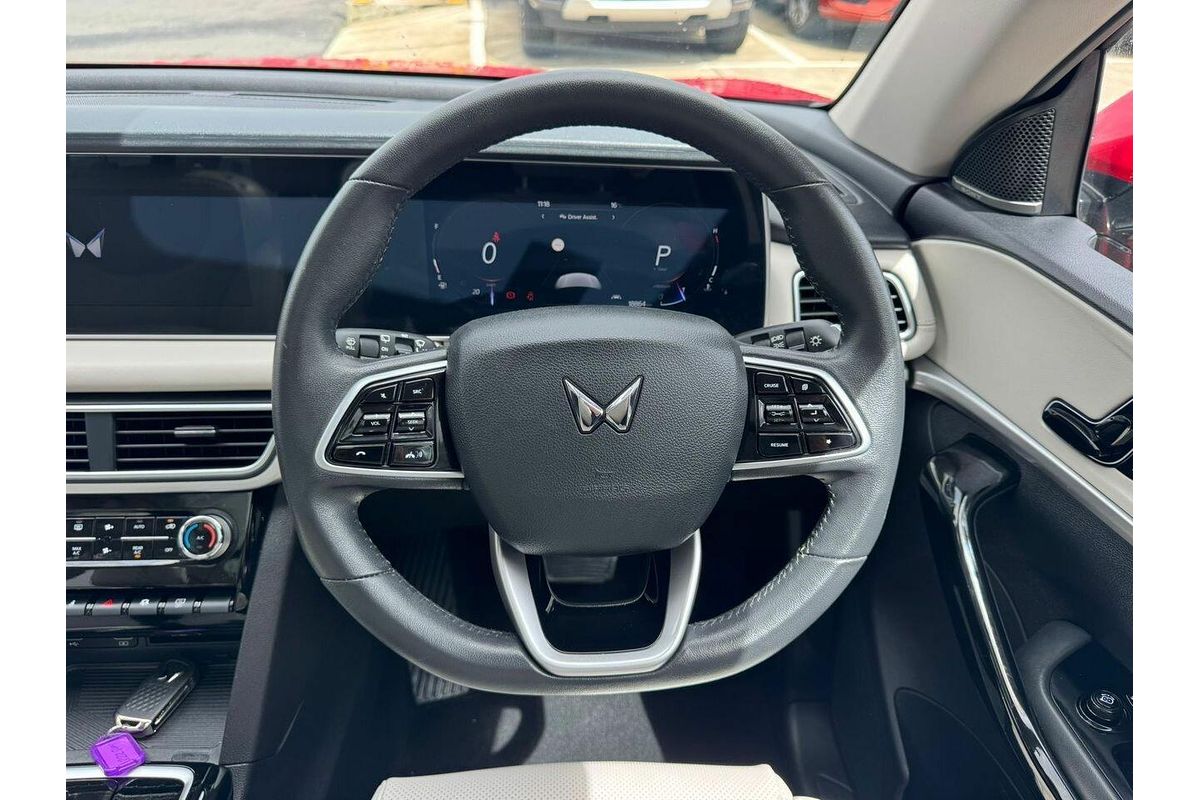 2024 Mahindra XUV700 AX7L