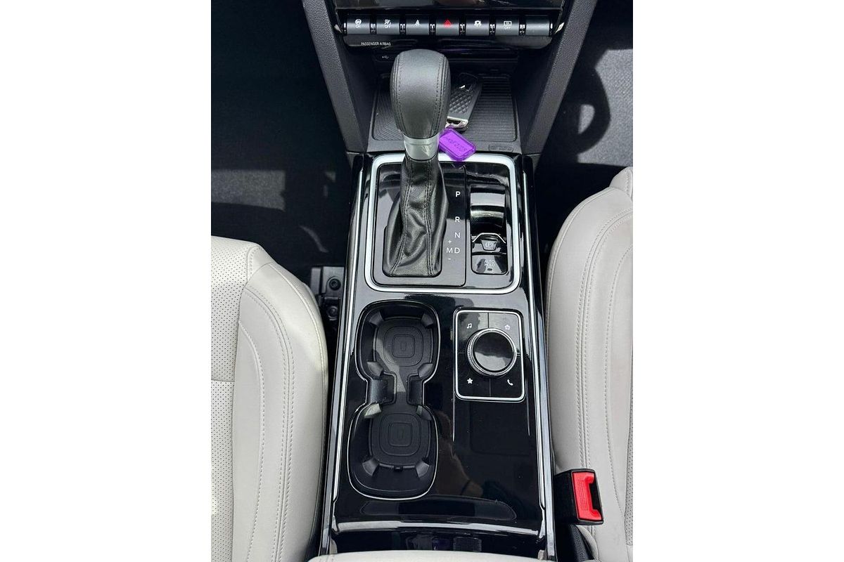 2024 Mahindra XUV700 AX7L