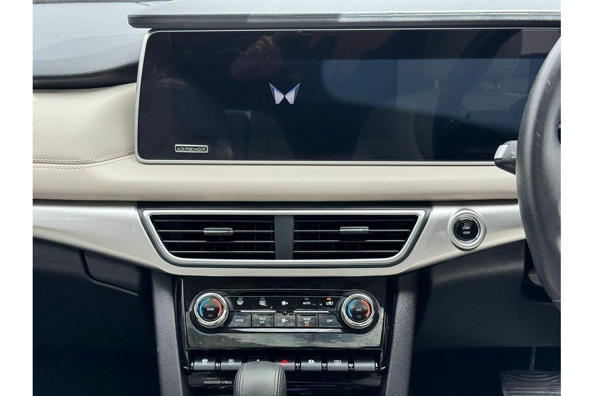 2024 Mahindra XUV700 AX7L