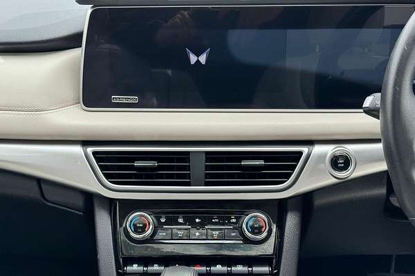 2024 Mahindra XUV700 AX7L