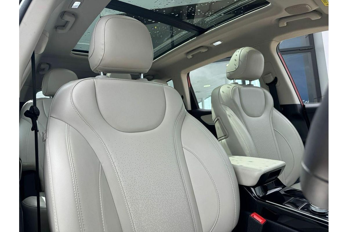 2024 Mahindra XUV700 AX7L