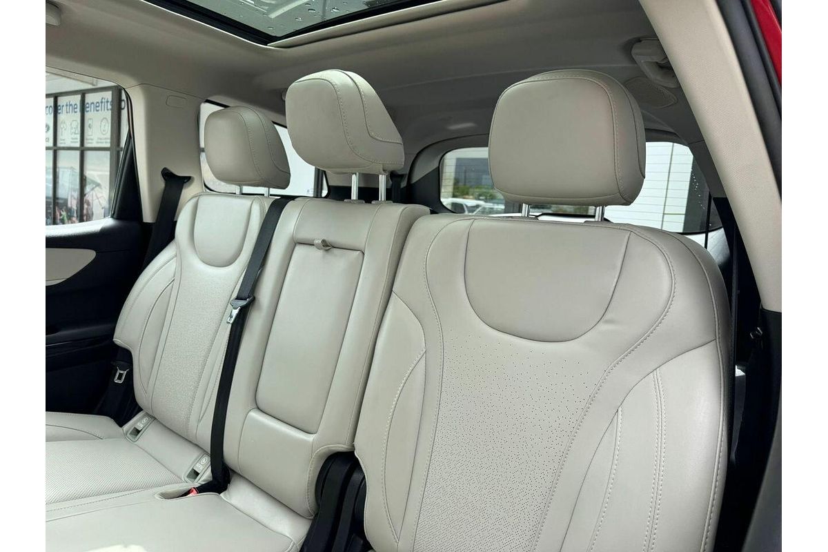 2024 Mahindra XUV700 AX7L