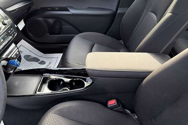 2022 Toyota Prius LE