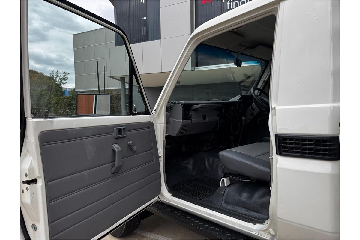 2005 Toyota Landcruiser HZJ79R 4X4