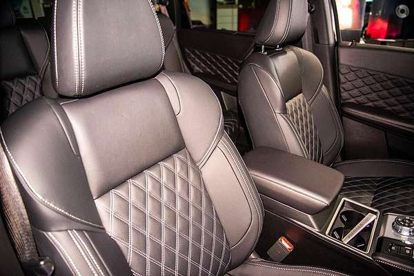 2025 Mitsubishi Outlander PHEV Exceed ZM