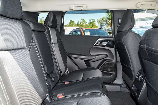 2025 Mitsubishi Outlander LS ZM thumb-8