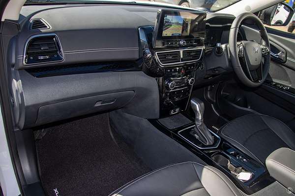 2025 Mahindra XUV3XO AX7L