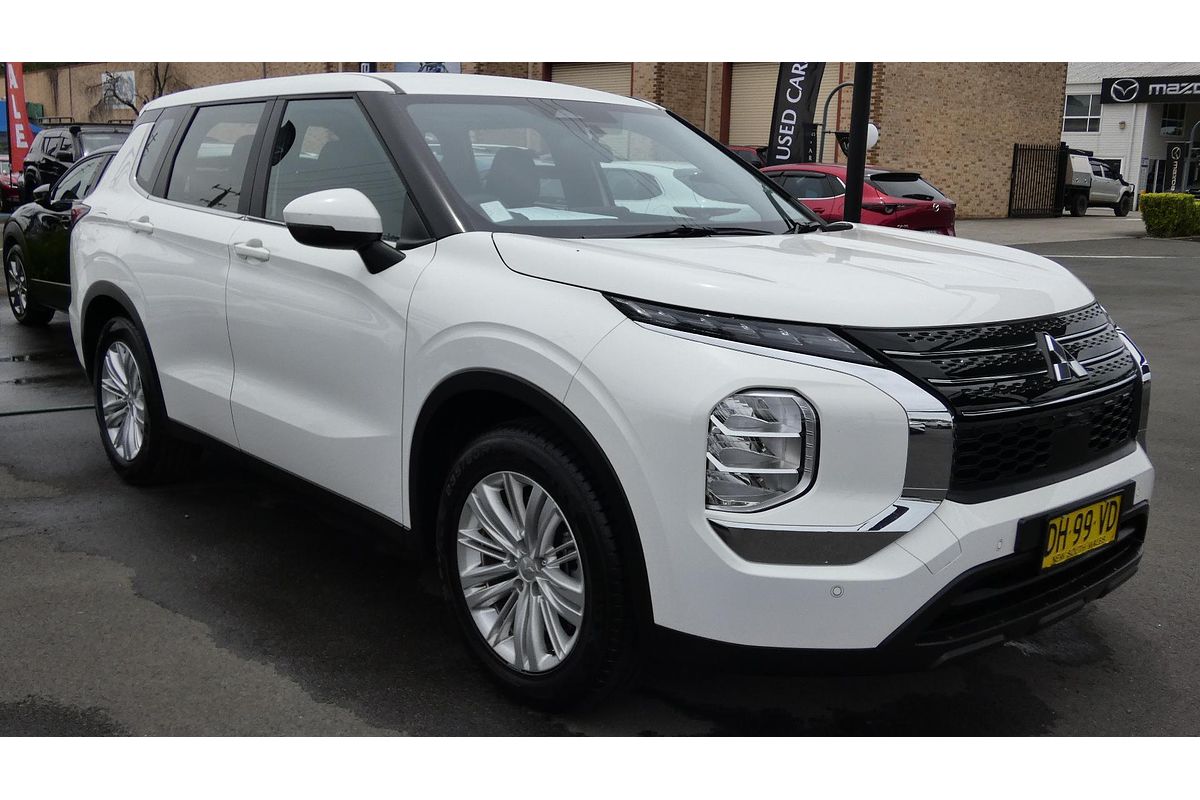 2023 Mitsubishi Outlander ES ZM