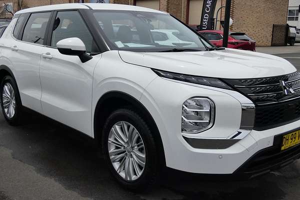 2023 Mitsubishi Outlander ES ZM