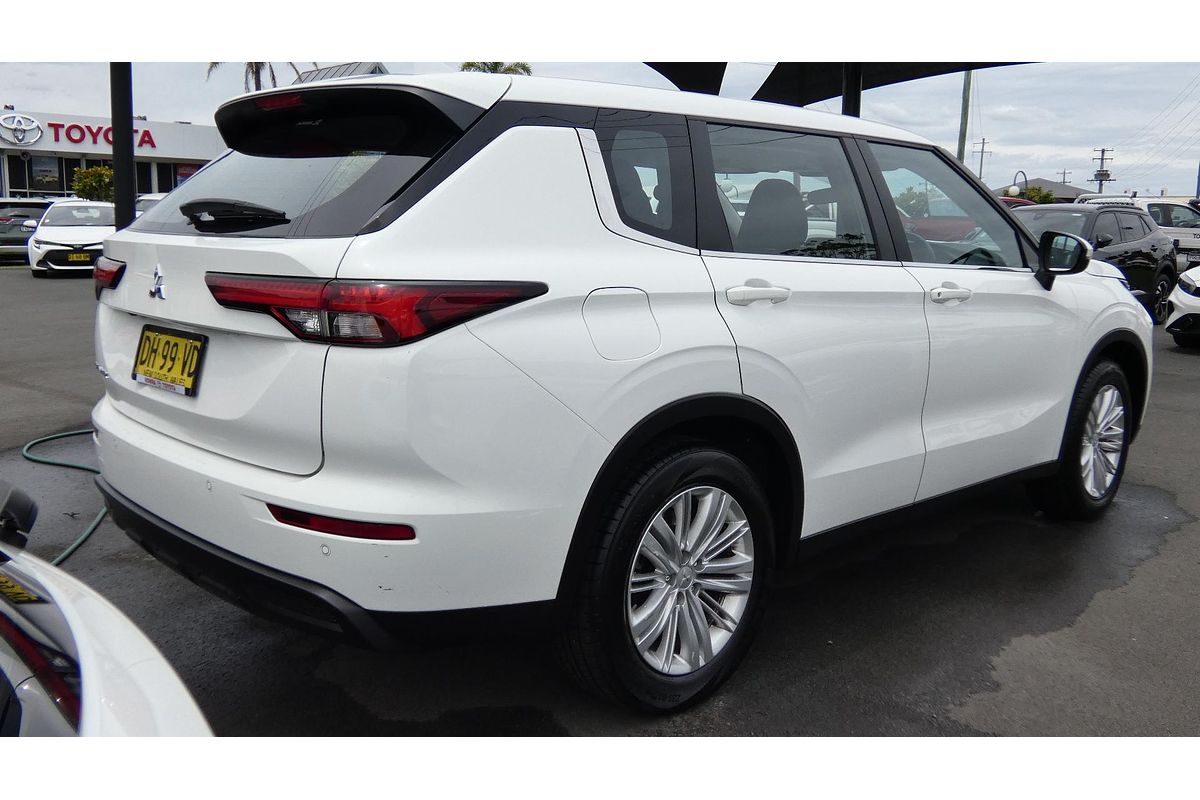 2023 Mitsubishi Outlander ES ZM