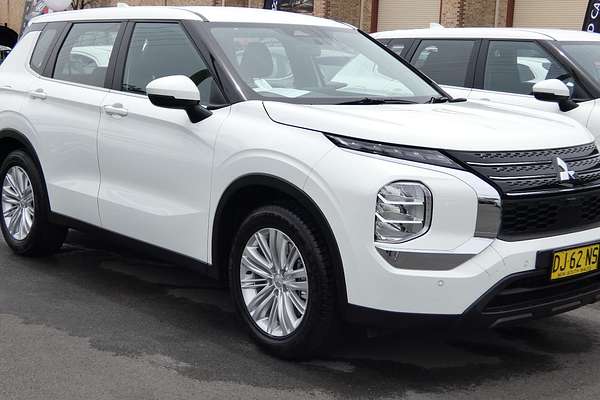 2023 Mitsubishi Outlander ES ZM