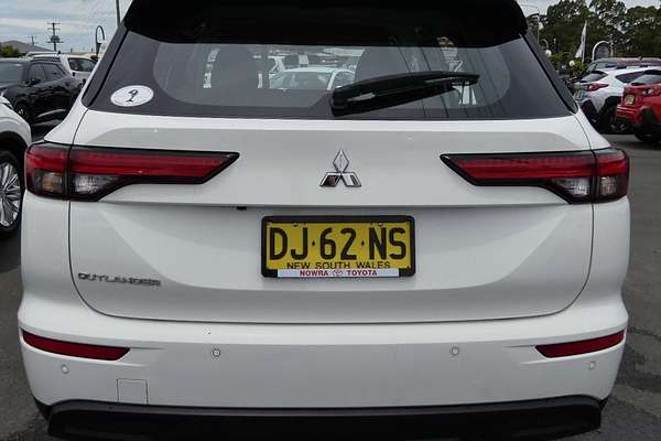 2023 Mitsubishi Outlander ES ZM