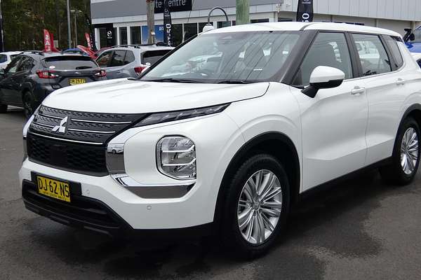 2023 Mitsubishi Outlander ES ZM