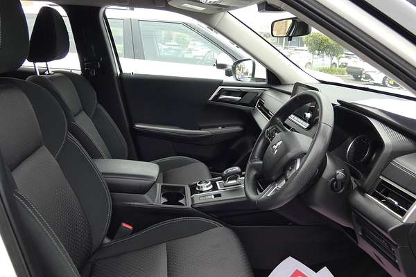 2023 Mitsubishi Outlander ES ZM