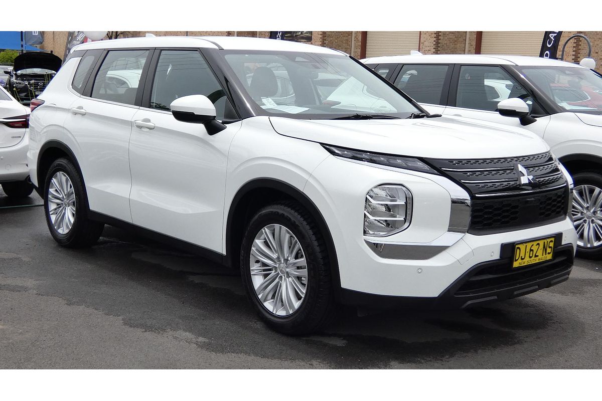 2023 Mitsubishi Outlander ES ZM