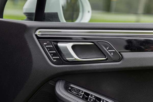 2016 Porsche Macan S 95B