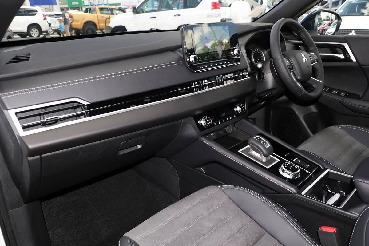 2024 Mitsubishi Outlander LS ZM