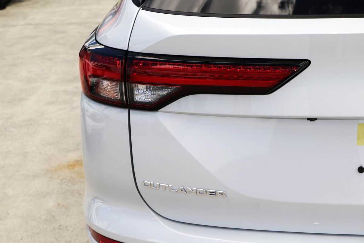 2024 Mitsubishi Outlander LS ZM