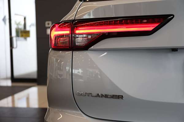 2022 Mitsubishi Outlander ES ZM