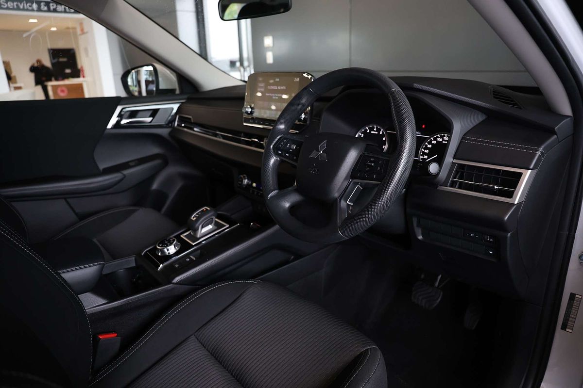 2022 Mitsubishi Outlander ES ZM