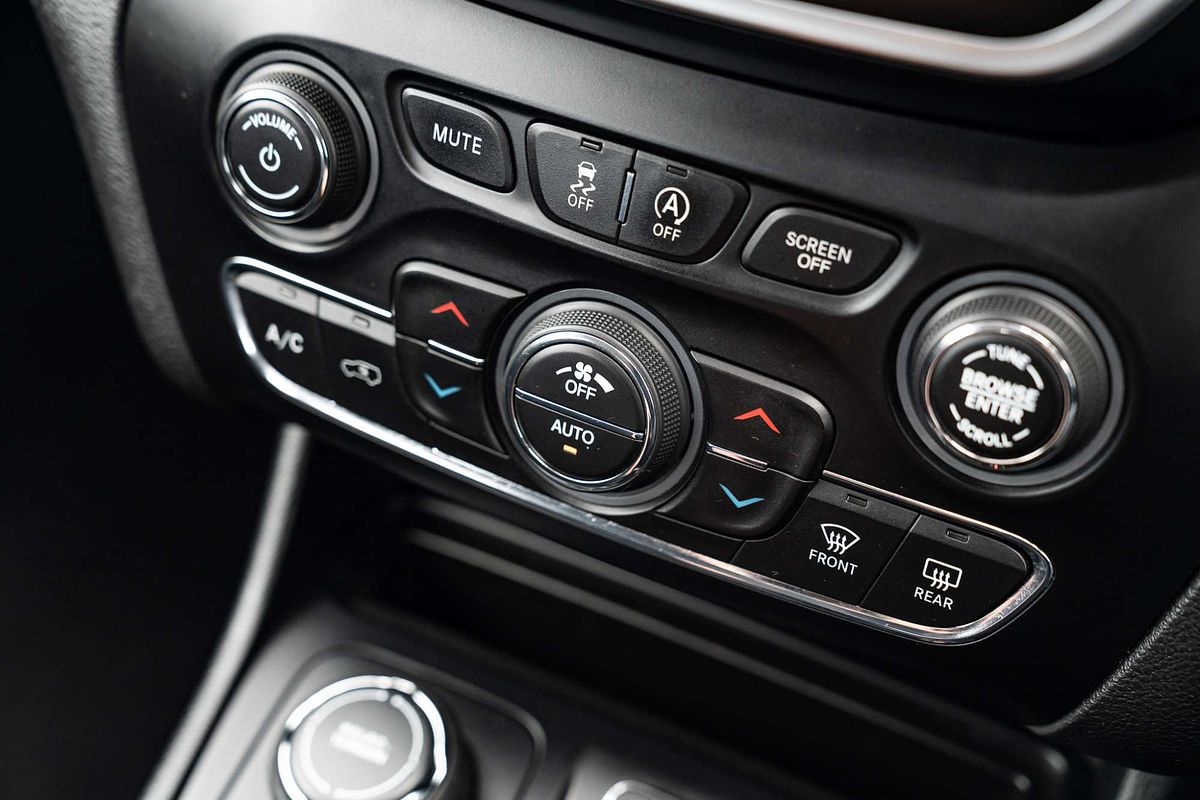 2019 Jeep Cherokee Night Eagle KL