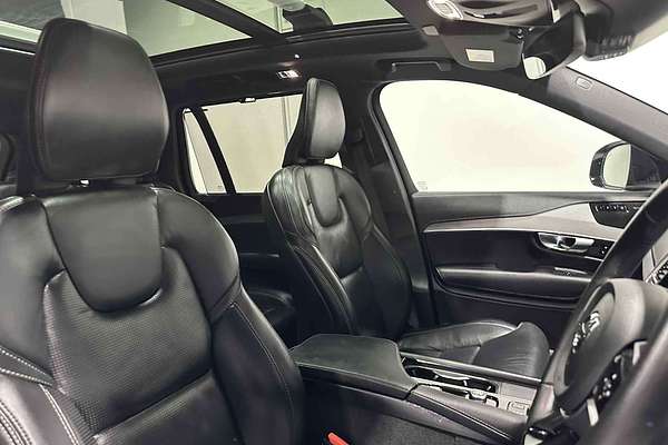 2022 Volvo XC90 B6 R-Design