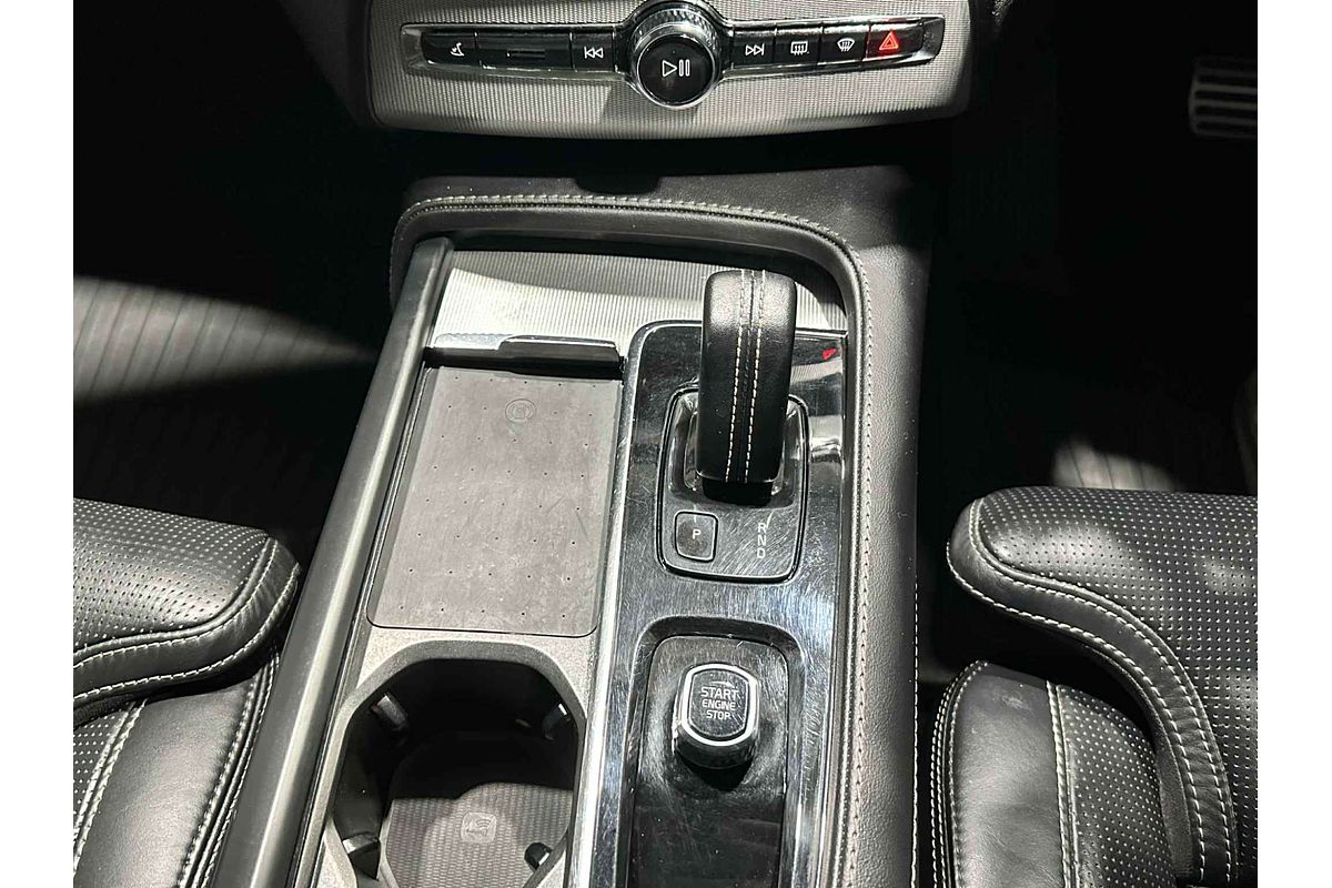 2022 Volvo XC90 B6 R-Design