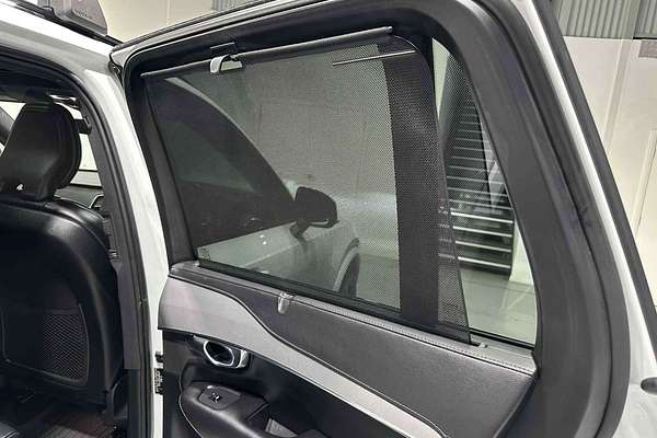 2022 Volvo XC90 B6 R-Design