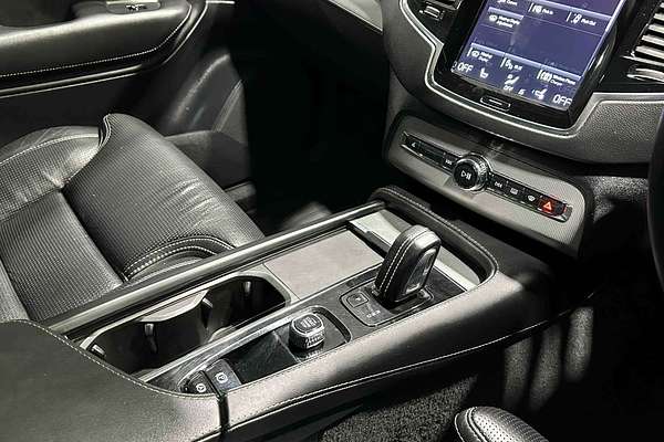 2022 Volvo XC90 B6 R-Design