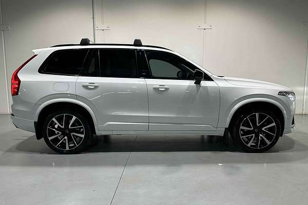 2022 Volvo XC90 B6 R-Design