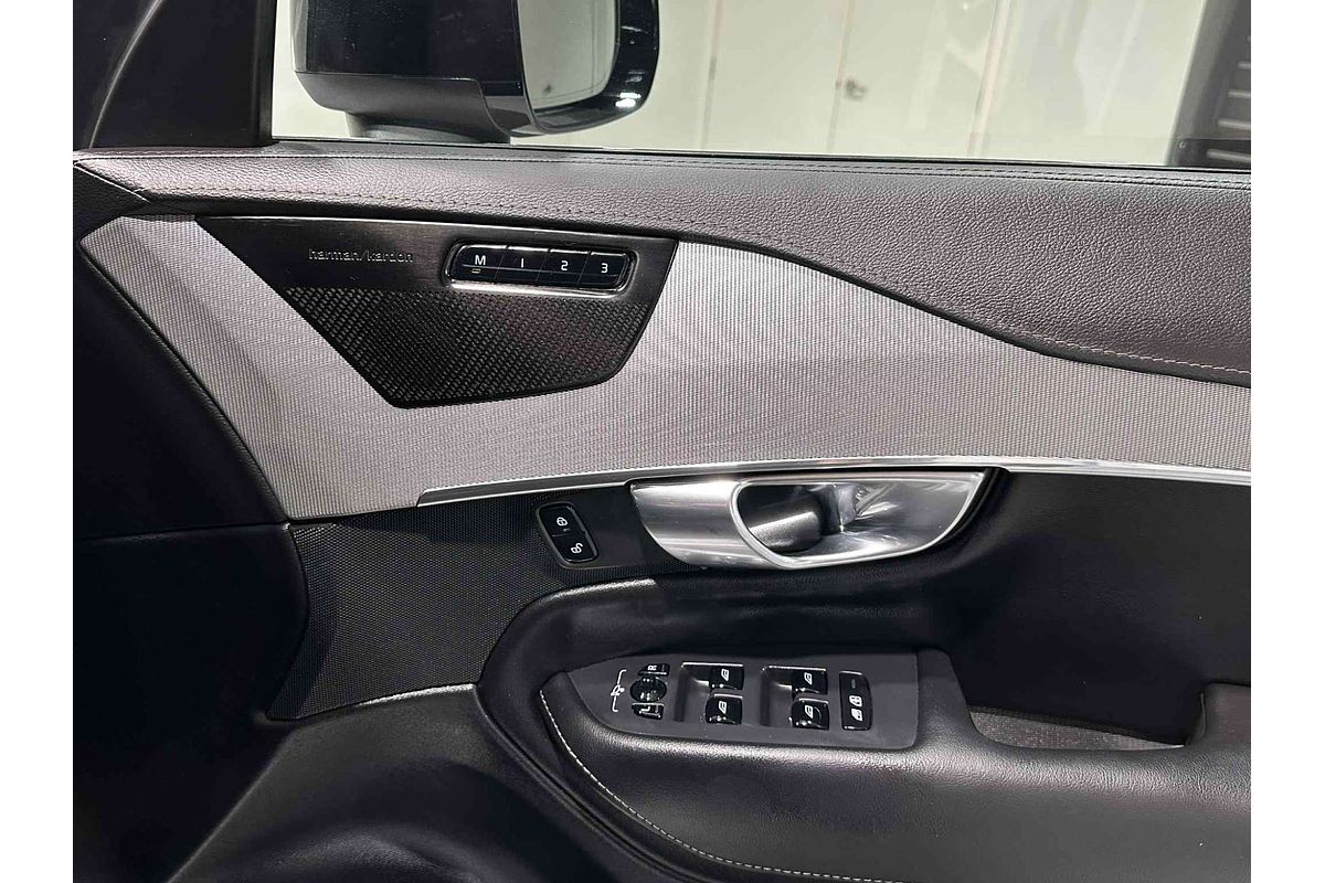 2022 Volvo XC90 B6 R-Design