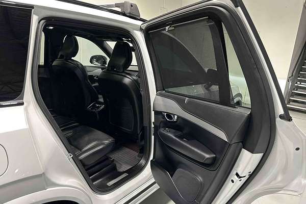 2022 Volvo XC90 B6 R-Design