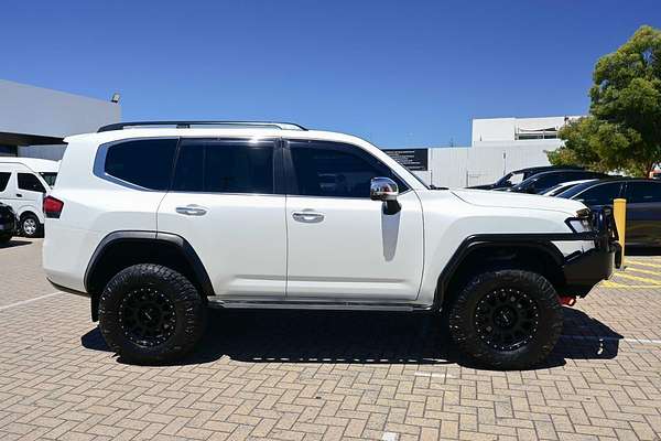 2022 Toyota Landcruiser Sahara FJA300R