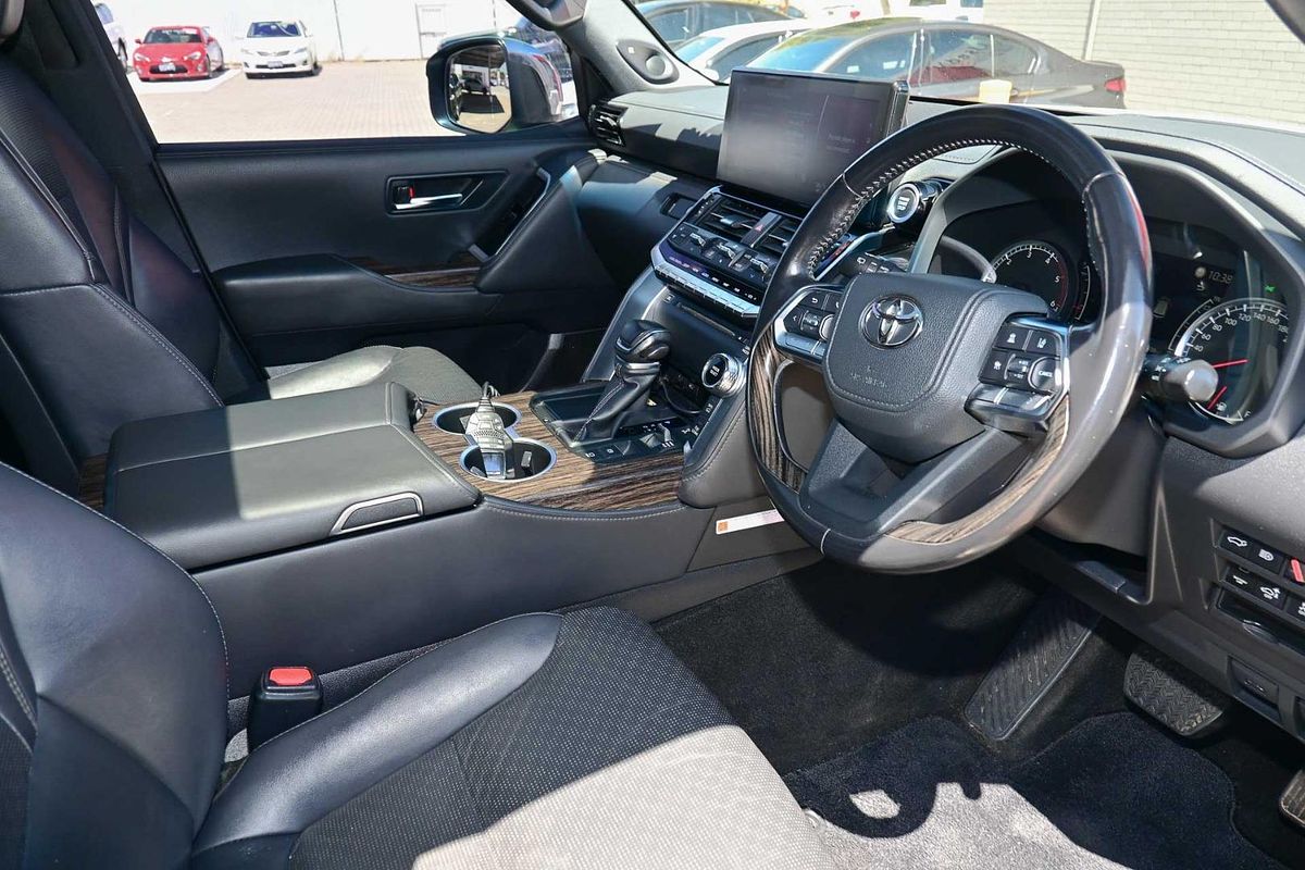 2022 Toyota Landcruiser Sahara FJA300R