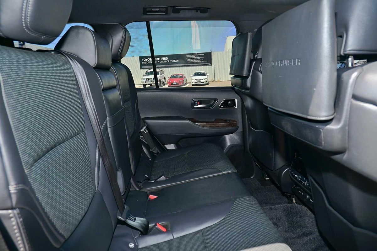 2022 Toyota Landcruiser Sahara FJA300R